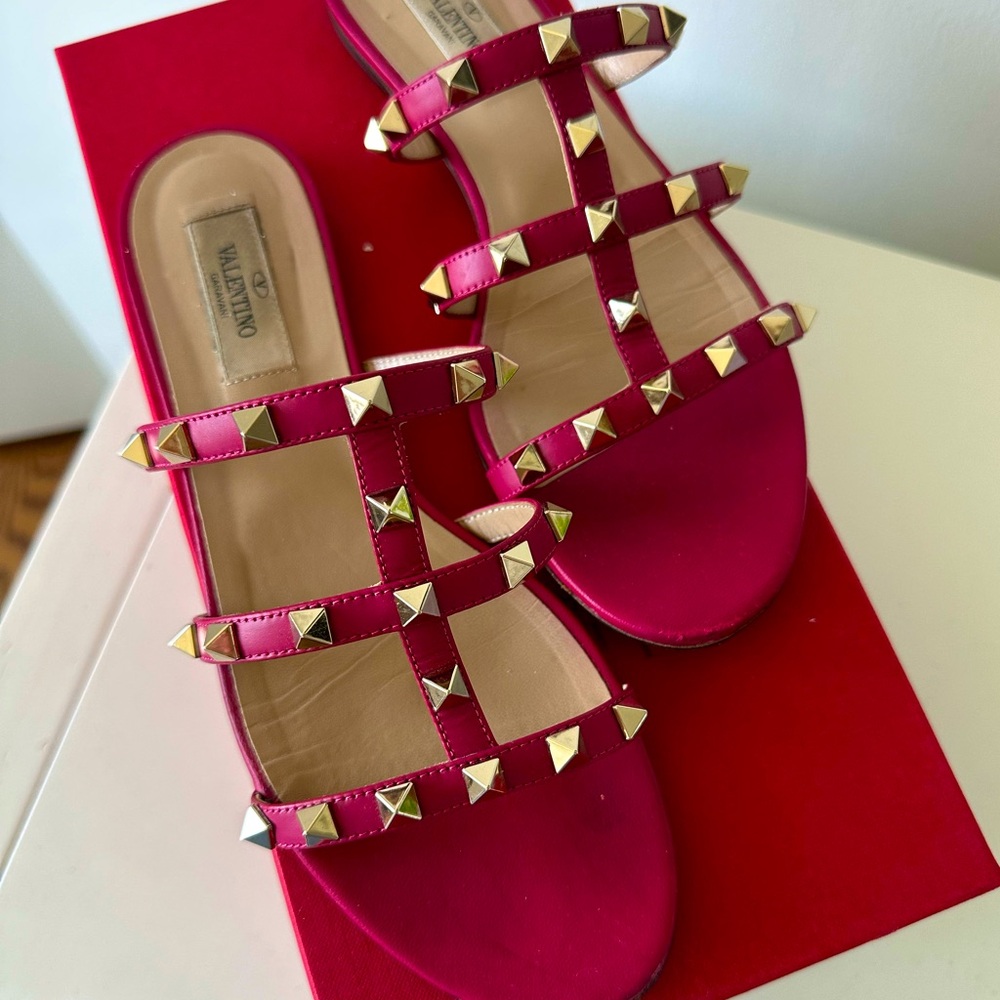 Rockstud leather slides